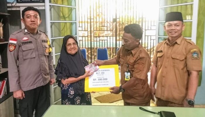 Bhabinkamtibmas Dampingi Pembagian BLT Dana Desa Secara Tunai