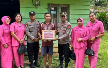 Semangat Bhayangkara ke-79, Polsek Singkep Barat Tebar Kepedulian Lewat 50 Paket Bansos