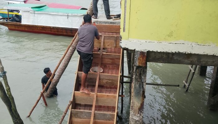 Demi Menjaga Keselamatan dan Kenyamanan Penumpang, OPPM Tunjukan Aksi Nyata Perbaiki Tangga Pelabuhan Kuning