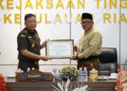 Kejati Kepri Terima Penghargaan dan 11 SKK dari Walikota Tanjungpinang