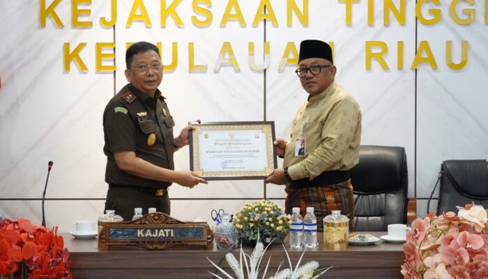Kejati Kepri Terima Penghargaan dan 11 SKK dari Walikota Tanjungpinang