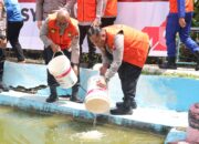 Dukung Program Ketahanan Pangan Nasional, Polda Kepri Tabur 50.000 Ekor Ikan Air Tawar