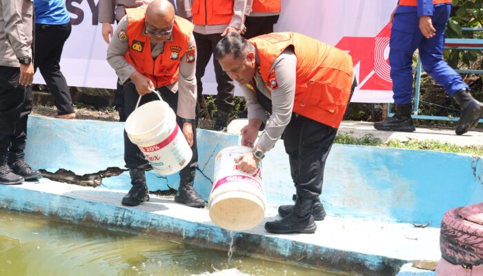 Dukung Program Ketahanan Pangan Nasional, Polda Kepri Tabur 50.000 Ekor Ikan Air Tawar