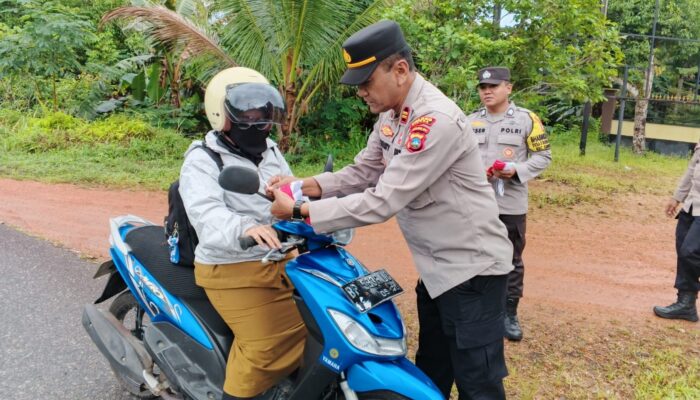 Polsek Singkep Barat Ajak Warga Kibarkan Merah Putih Sambut HUT RI Ke-80