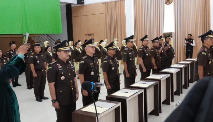 Lantik Pejabat Baru, Kajati Kepri J. Devy Sudarso Tekankan Integritas dan Profesionalitas