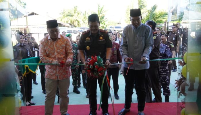 Kajati Kepri Kunker ke Kejari Lingga, Kajati Kepri Resmikan Gedung Baru dan Salurkan Bantuan Sosial