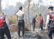 Polda Kepri dan Jajaran Bersama Tim Gabungan Berhasil Kendalikan Kebakaran Lahan di 5 Titik Api di Kota Batam