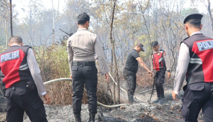 Polda Kepri dan Jajaran Bersama Tim Gabungan Berhasil Kendalikan Kebakaran Lahan di 5 Titik Api di Kota Batam
