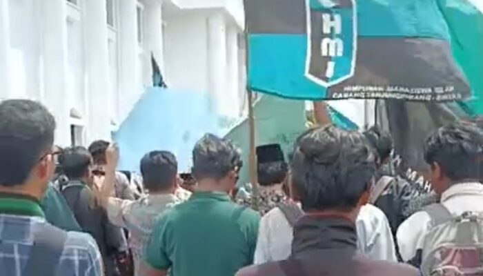 Tuntut Keadilan, HMI Serta Warga Pesisir Banjiri Kantor DPRD dan Kantor Gubernur Kepri