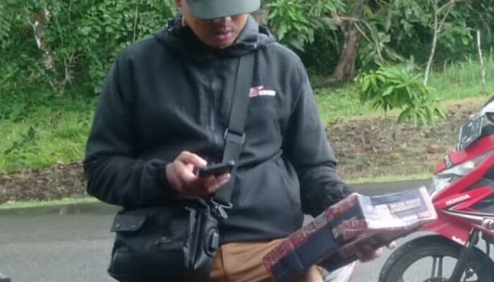 PNS Lingga Nyambi Jadi Kurir Paket Saat Jam Kerja, Disiplin Aparatur Terlihat Amburadul